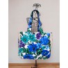 Sac Cabas de Plage Réversible à Fleurs Bleues Cobalt - Vue sur mannequin