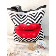 Sac à main noir, bouche rouge et chevrons