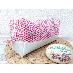 Trousse de toilette femme artisanale en simili cuir blanc – Coton à motifs cœurs – Fabriquée en France