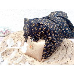 Trousse de toilette femme artisanale en simili cuir irisé cuivre – Motif myosotis – Fabriquée en France