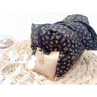 Trousse de toilette femme artisanale en simili cuir iris&eacute; cuivre &ndash; Motif myosotis &ndash; Fabriqu&eacute;e en France