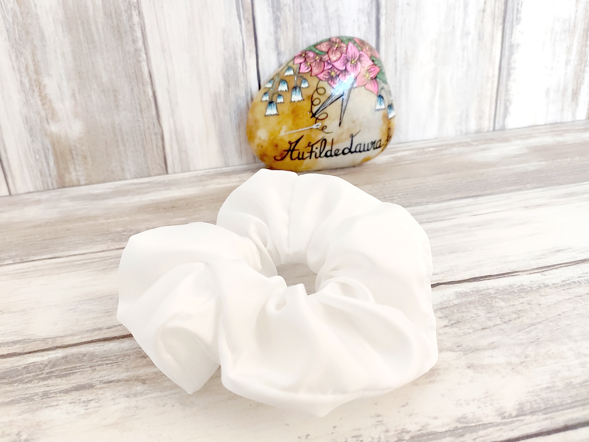 Chouchou satin&eacute; blanc, doux et l&eacute;ger pour t&eacute;moin de mari&eacute;e