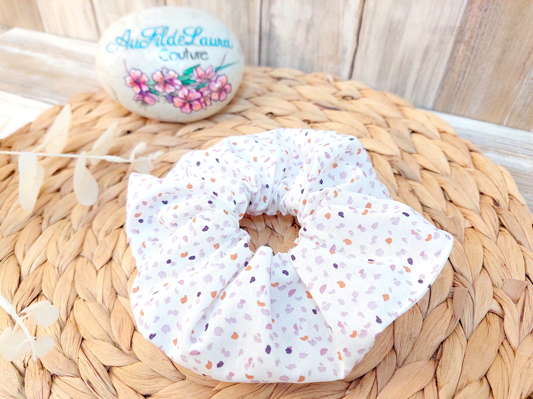 Chouchou blanc avec petits confettis color&eacute;s, fait main et d&eacute;licat pour vos coiffures