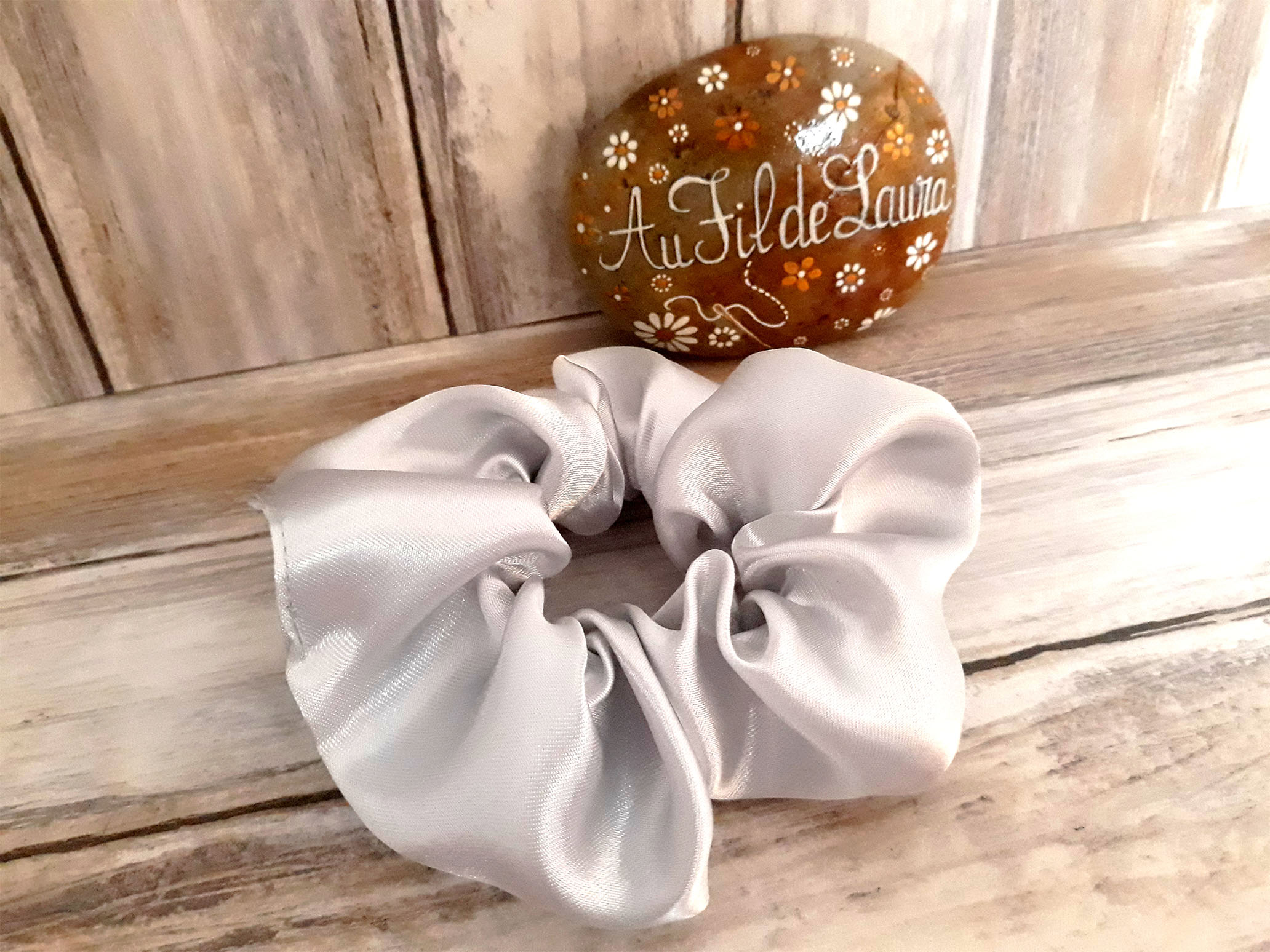 Chouchou en satin duchesse fait main, &eacute;l&eacute;gant et brillant, accessoire cheveux pour mariage