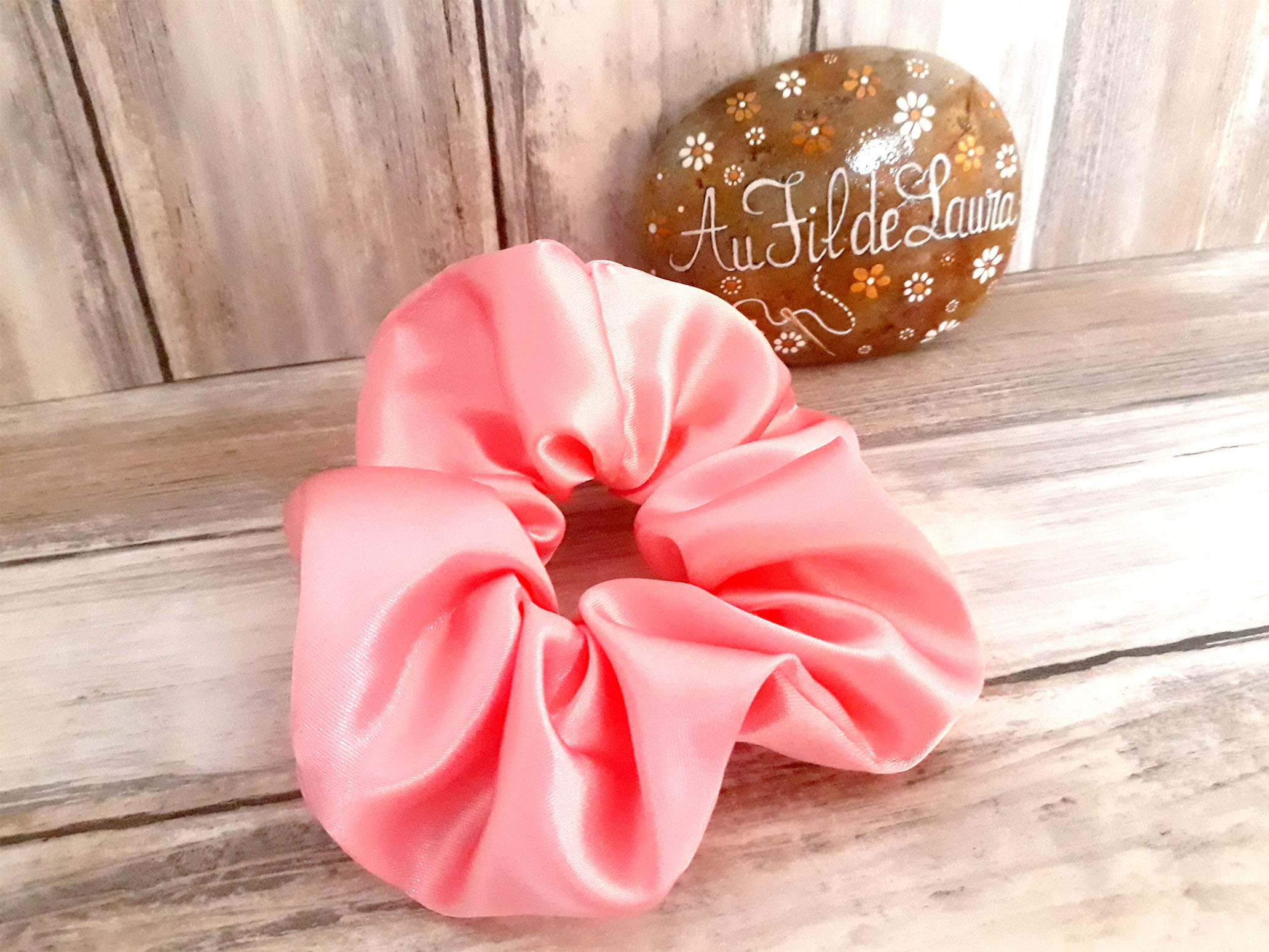 Chouchou en satin duchesse, fait main, id&eacute;al pour une coiffure &eacute;l&eacute;gante de mariage