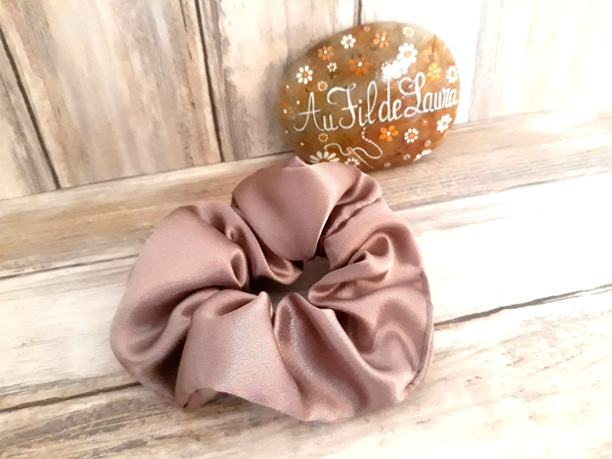 Chouchou &eacute;l&eacute;gant en satin taupe, doux et raffin&eacute;, parfait pour apporter une touche chic et intemporelle &agrave; une coiffure.