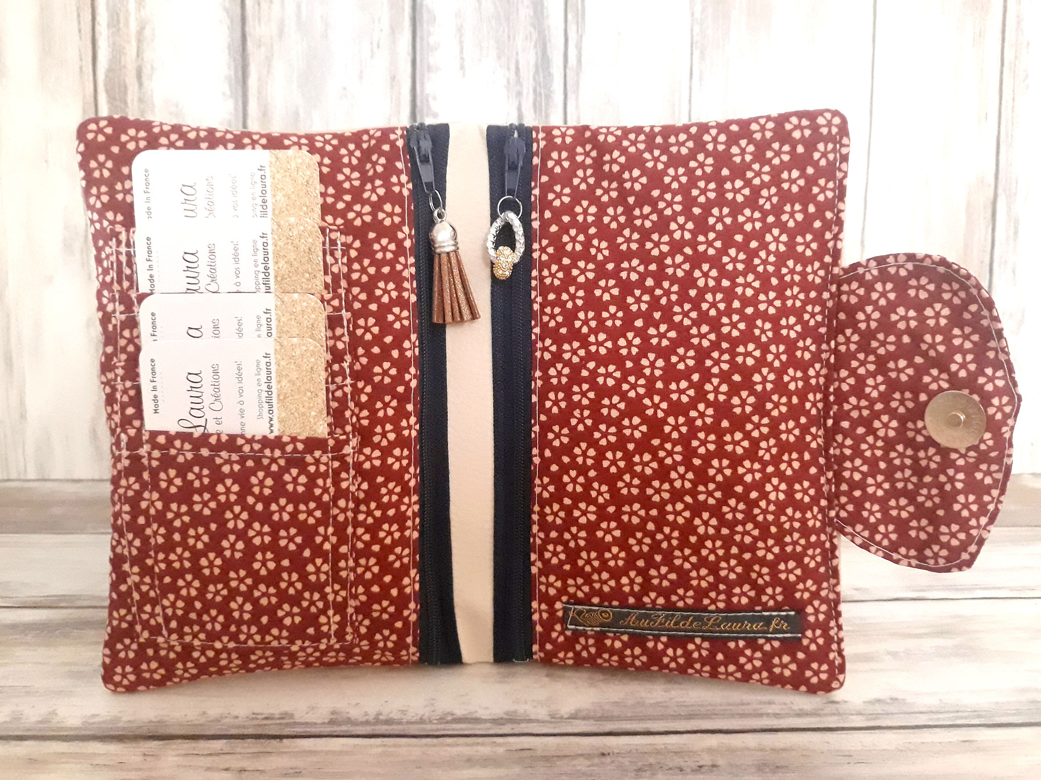 Int&eacute;rieur pratique et &eacute;l&eacute;gant d'un portefeuille fait main en simili cuir dor&eacute; clair et imprim&eacute; floral, id&eacute;al pour organiser ses essentiels avec style.