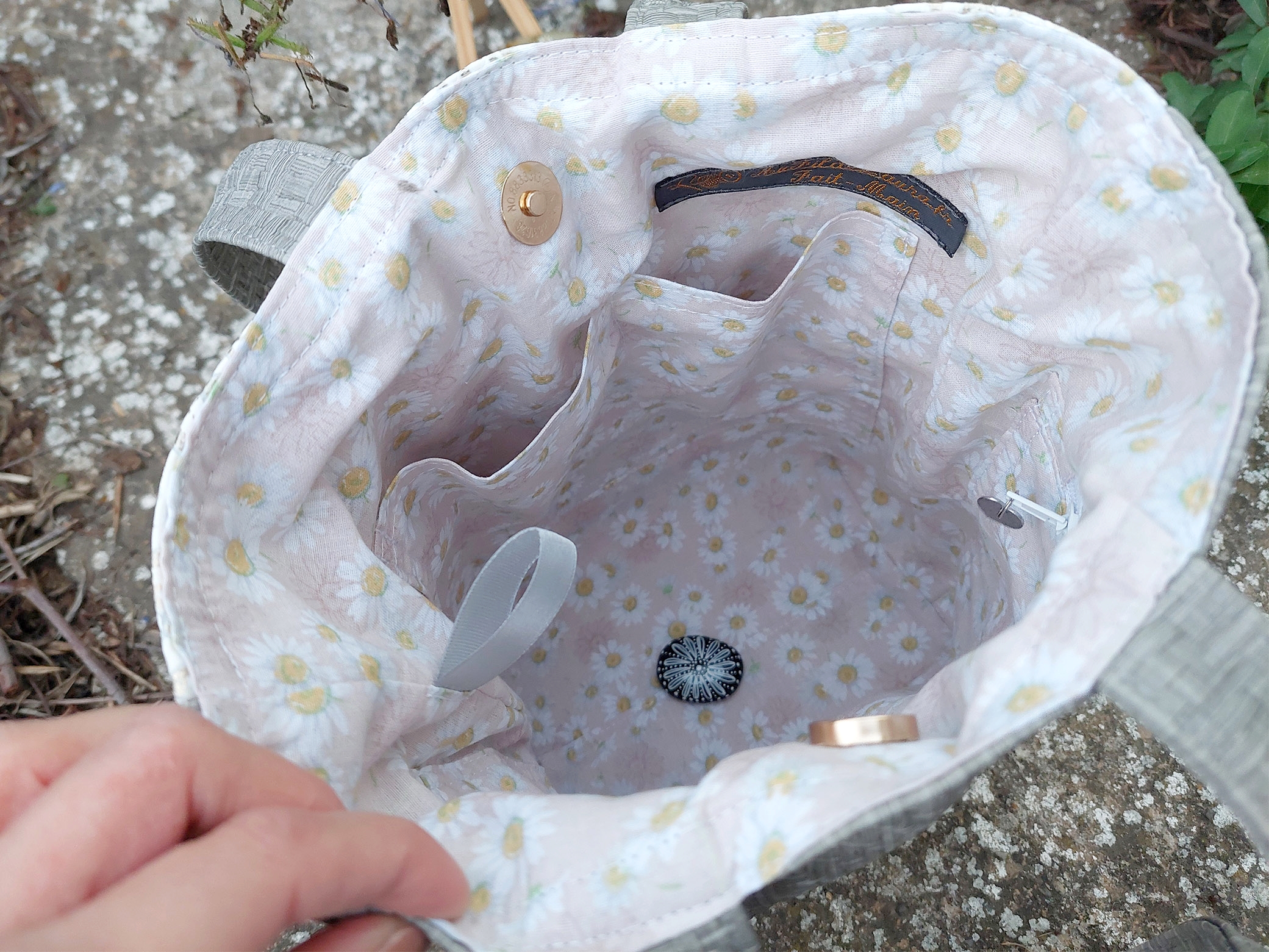 Int&eacute;rieur spacieux et soigneusement travaill&eacute; d'un sac en simili cuir gris et blanc, pens&eacute; pour allier &eacute;l&eacute;gance et praticit&eacute; au quotidien.