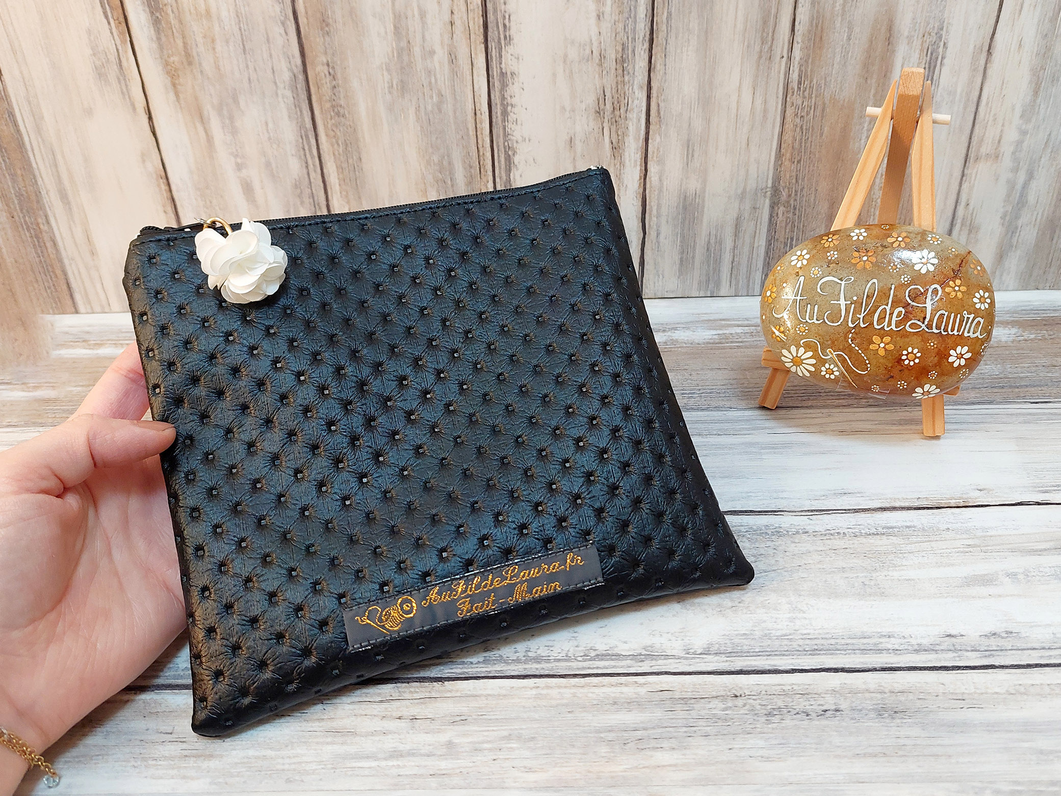 Pochette noire en simili cuir capitonn&eacute; faite main, l&eacute;g&egrave;re et fine, int&eacute;rieur imprim&eacute; blanc &agrave; petites fleurs noires