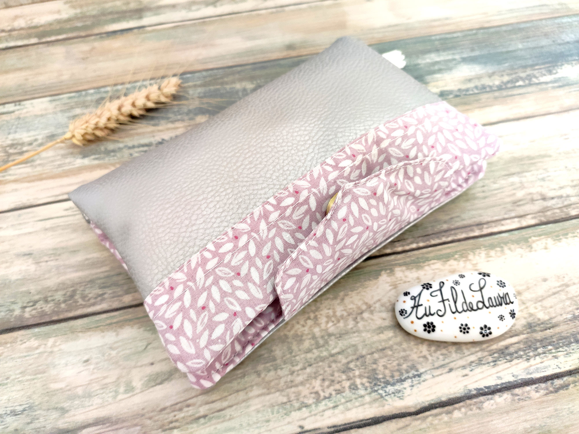 Portefeuille femme gris argent&eacute; fait main, avec compartiments pour cartes et poches zipp&eacute;es