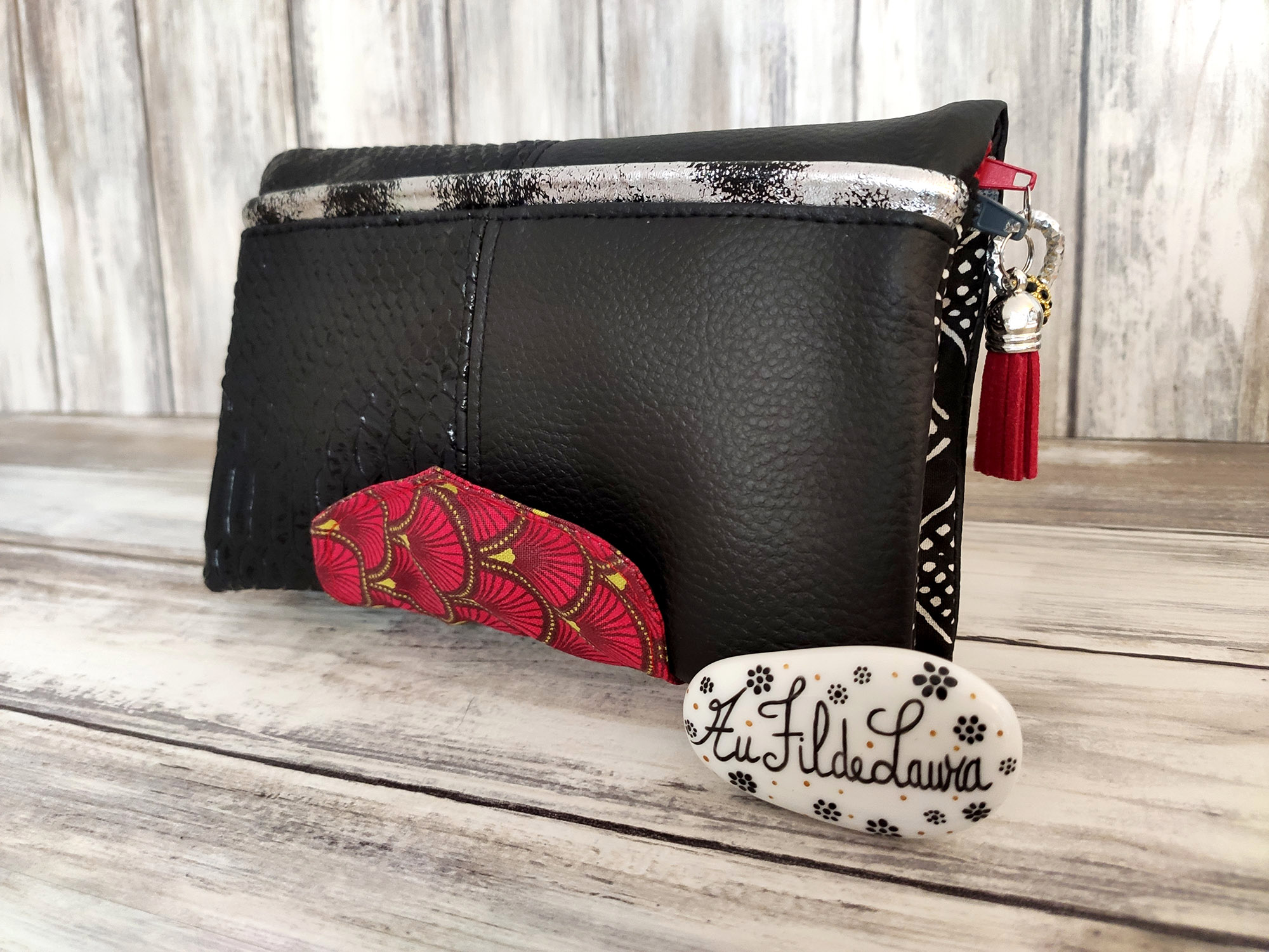 Portefeuille noir en simili cuir fait main avec imprim&eacute;s ethniques, &eacute;ventails japonais rouges et coton noir &agrave; motifs blancs