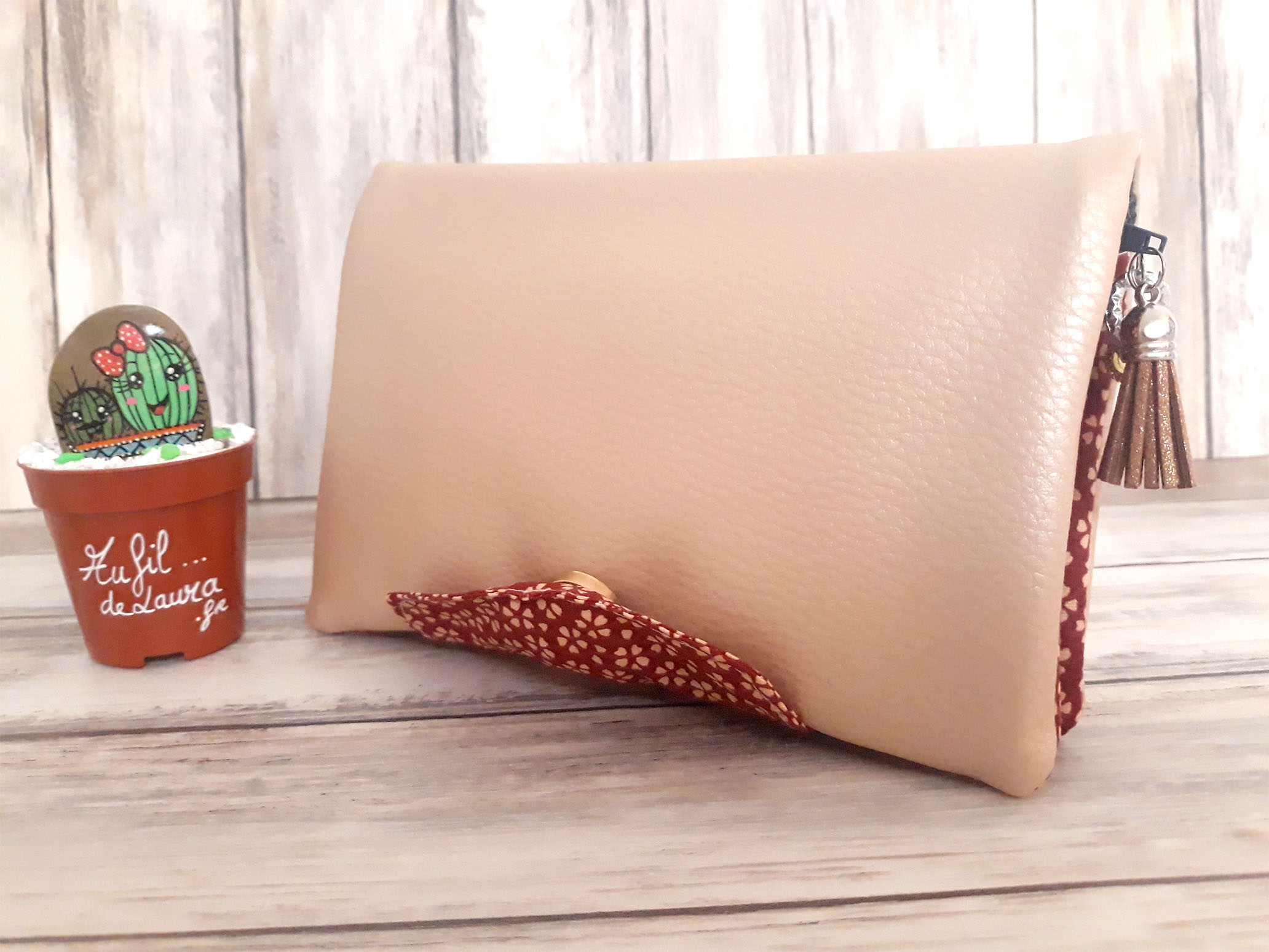 Portefeuille fait main en simili cuir dor&eacute; clair avec imprim&eacute; floral myosotis beige sur fond rouge fonc&eacute;, &eacute;l&eacute;gant et raffin&eacute; pour une id&eacute;e cadeau originale.