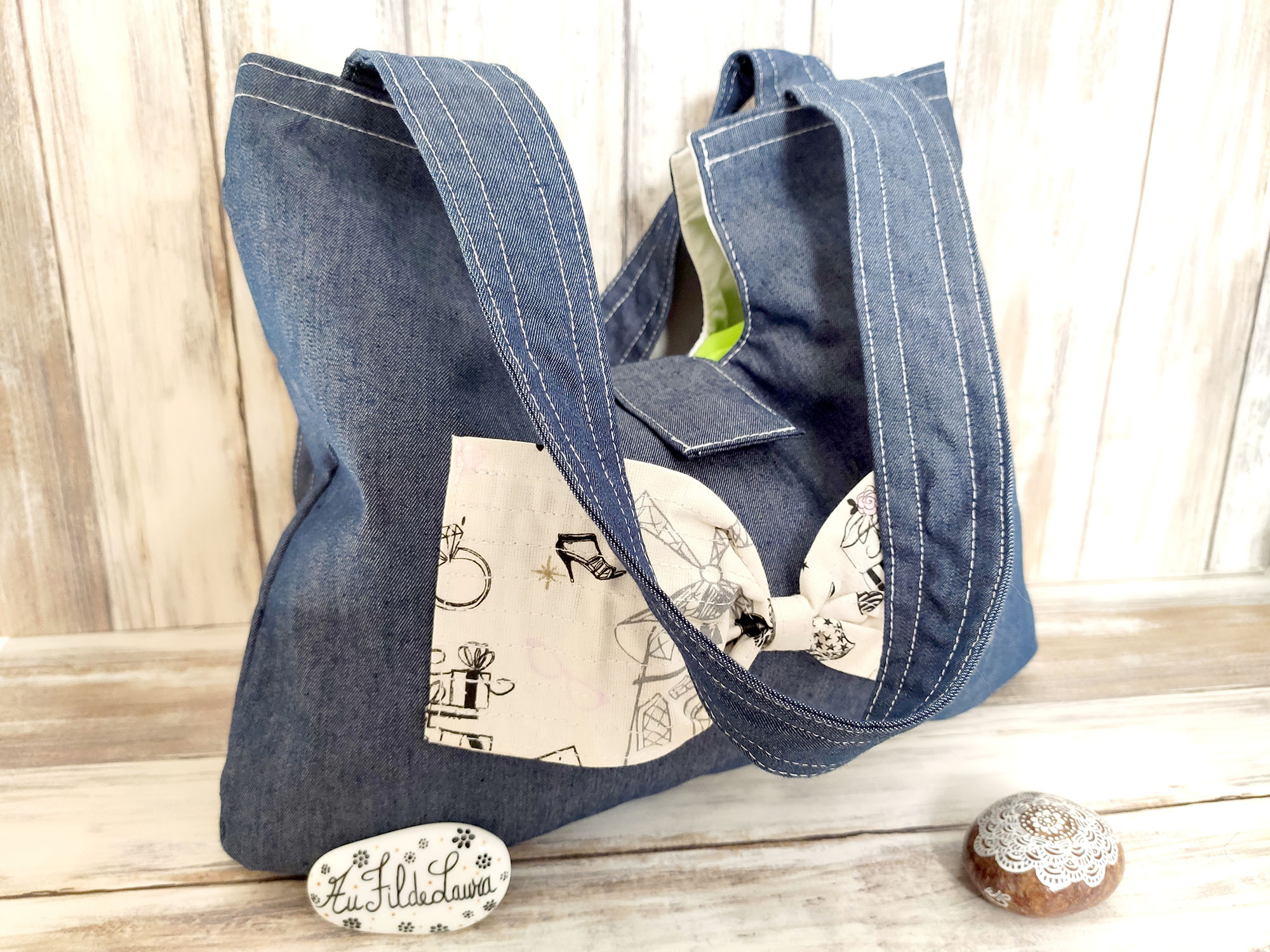 Sac en jean denim bleu fait main avec gros noeud imprim&eacute; 