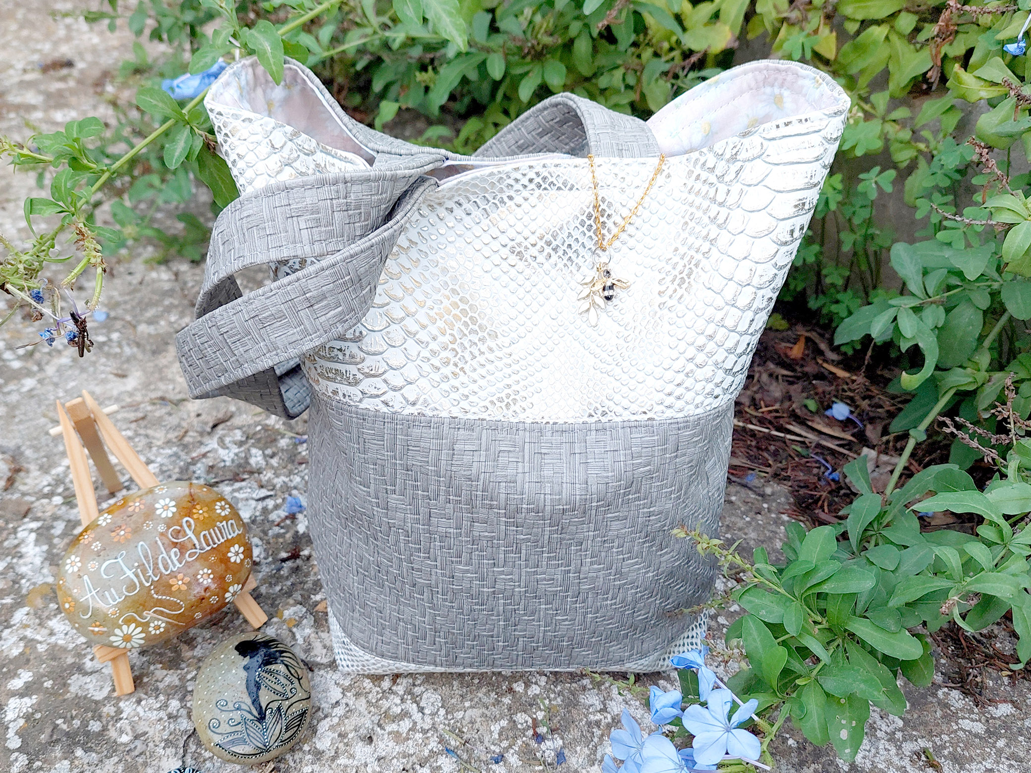 Sac &eacute;l&eacute;gant en simili cuir gris et blanc, r&eacute;alis&eacute; &agrave; la main avec un design moderne et raffin&eacute;, id&eacute;al comme id&eacute;e cadeau pour la f&ecirc;te des m&egrave;res.