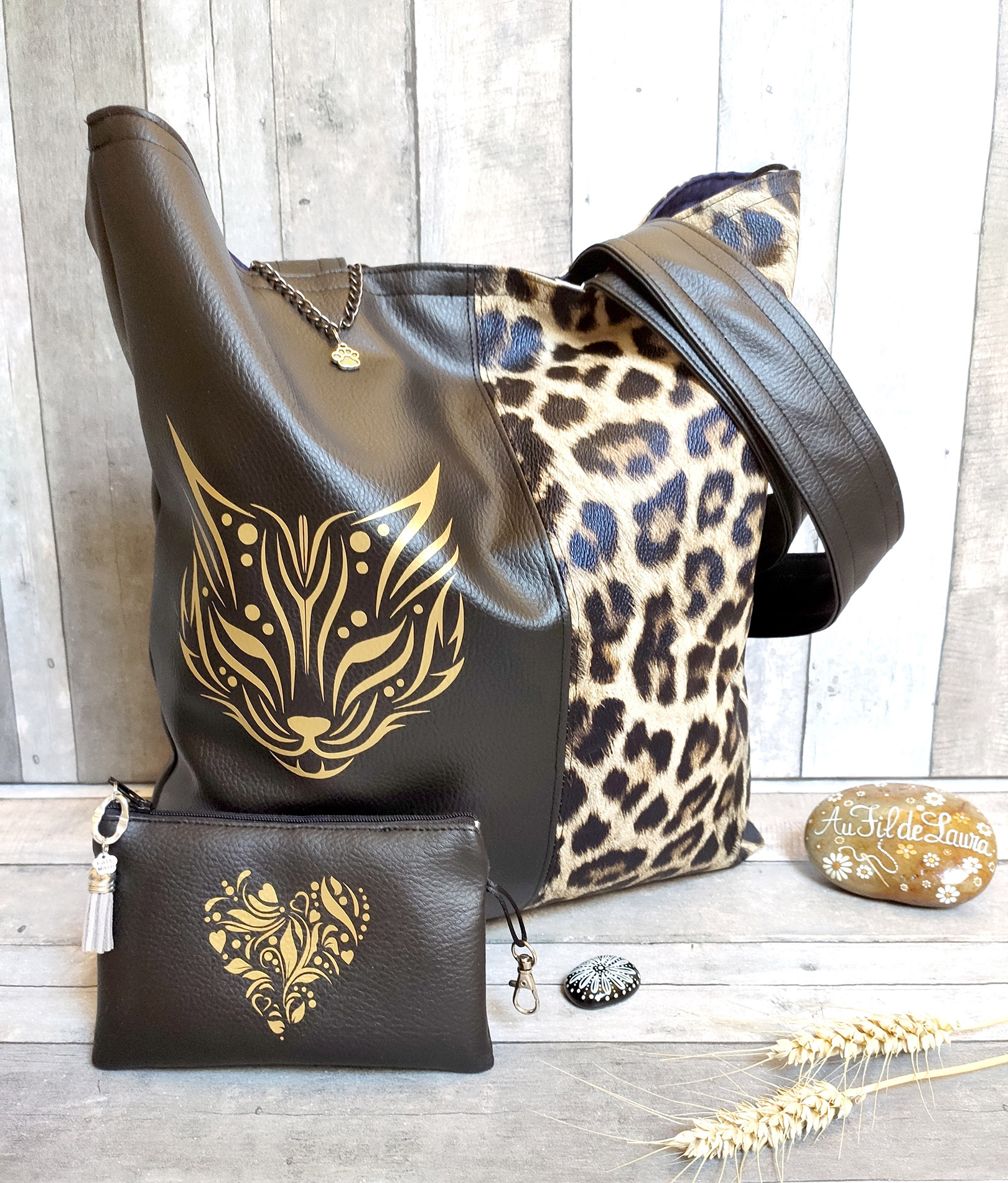 Sac en simili cuir noir et l&eacute;opard fait main avec t&ecirc;te de f&eacute;lin dor&eacute;e, int&eacute;rieur spacieux bleu fonc&eacute; et coton imprim&eacute; ethnique, avec porte-monnaie assorti