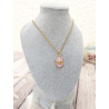 Collier papillon rose et doré en médaillon - porté sur buste gris