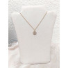 Collier médaillon cœur blanc et doré -porté sur buste beige