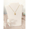 Collier tête de léopard dorée et zircon - porté sur buste beige