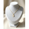 Collier médaillon cœur blanc et doré - porté sur buste gris