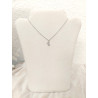 Collier petit ourson zircon doré ou argenté - présenté sur buste beige