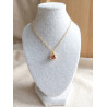 Collier grenade rouge et zircons - présenté sur un buste gris