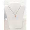 Collier grenade rouge et zircons - présenté sur un buste beige