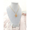 Collier médaillon fleur rose et verte - présenté sur buste gris