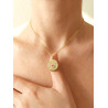 Collier médaillon fleur rose et verte - porté sur buste de femme