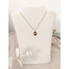 Collier médaillon fleur rose et verte - présenté sur buste beige