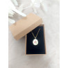 Collier médaillon fleur rose et verte - présenté dans son écrin