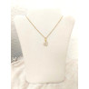 Collier trèfle doré et blanc - présenté sur buste beige