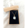 Collier trèfle doré et blanc - présenté dans son écrin
