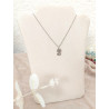 Collier petit chat en zircons - présenté sur buste beige
