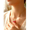 Collier cerise rouge et zircons - porté sur un buste de femme