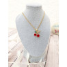 Collier cerise rouge et zircons - présenté sur un buste gris