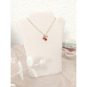 Collier cerise rouge et zircons - présenté sur un buste beige