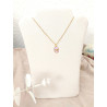 Collier papillon rose et doré en médaillon - porté sur buste beige