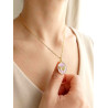 Collier papillon rose et doré en médaillon - porté sur buste de femme