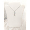 Collier lune argentée et étoiles - présenté sur buste beige