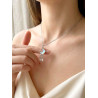 Collier lune argentée et étoiles - porté sur un buste de femme