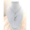 Collier lune argentée et étoiles - présenté sur un buste gris