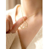 Collier chat blanc et fleur rose - Porté sur buste de femme