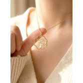 Collier chat blanc et fleur rose