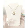 Collier chat blanc et fleur rose - présenté sur buste beige