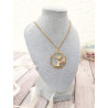 Collier chat blanc et fleur rose - présenté sur buste gris