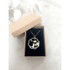Collier chat blanc et fleur rose - présenté dans son écrin