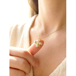 Collier abeille dorée et zircons - porté sur buste de femme