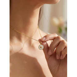 Collier médaillon cœur blanc et doré - porté sur buste de femme