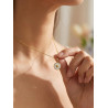 Collier médaillon cœur blanc et doré - porté sur buste de femme
