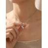 Collier petit ourson zircon doré ou argenté - porté sur buste de femme